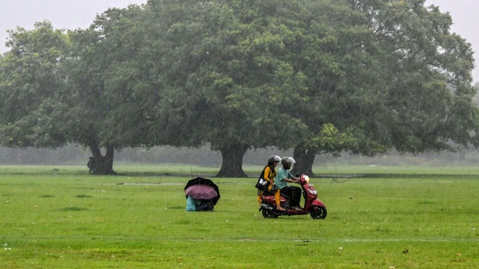 গত কয়েক দিনে তেড়ে বৃষ্টিতে নাজেহাল হয়েছে বাংলার বহু এলাকা। শহর কলকাতার বহু জায়গায় দাঁড়িয়েছে জল। এবার কি আকাশ ফর্সা হবে? কালো মেঘের দাপট কি কমবে? আবহাওয়ার পূর্বাভাস বলছে, নিম্নচার গুটি গুটি পায়ে এগিয়েছে ঝাড়খণ্ডের দিকে। তবে বৃষ্টির হাত থেকে এই ভরা আষাঢ়ে এখনই রেহাই নেই! আগামী কয়েকদিন উত্তরবঙ্গ ও দক্ষিণবঙ্গে আবহাওয়া কেমন থাকবে, তা দেখে নিন।(AFP)