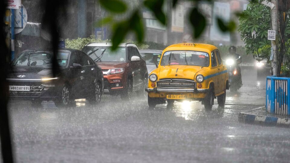 সোম থেকে বুধ কেমন থাকবে দক্ষিণবঙ্গের আবহাওয়া- সোমবার দক্ষিণবঙ্গের বেশ কিছু জায়গায় ভারী বর্ষণের পূর্বাভাস রয়েছে দক্ষিণবঙ্গের বেশ কিছু জেলায়। বৃষ্টি হতে পারে পুরুলিয়া, উত্তর ২৪ পরগনা ও দক্ষিণ ২৪ পরগনায়। মঙ্গলবার হালকা থেকে মাঝারি বর্ষণ ও সঙ্গে ঝড়বৃষ্টি হতে পারে নদিয়া, মুর্শিদাবাদ, পশ্চিম বর্ধমান ও বীরভূমের কিছু এলাকায়। এরপর বুধেও ঝড়বৃষ্টির সম্ভাবনা রয়েছে দক্ষিণবঙ্গের বহু জায়গায়। (ফাইল ছবি, সৌজন্যে এপি)