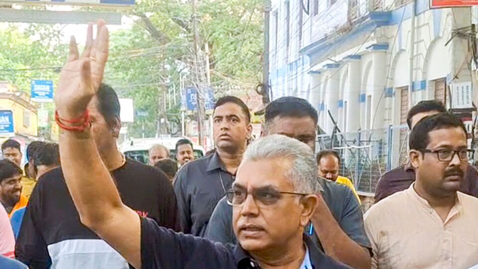এদিকে মমতা প্রসঙ্গে দিলীপ ঘোষের বক্তব্য, 'আমি সবার প্রশংসা করি। কারও বিরুদ্ধে বিনা কারণে কিছু বলতে দেখেছেন কিছু? প্রশংসা করব না কেন? প্রশংসা এই কারণে করেছি যে যাঁরা তাকে নিয়ে এত বড়বড় কথা বলছে, তাঁদের নামে কেস আছে। যাঁকে নিয়ে এত চর্চা, তার নামে কেস নেই কেন? আর যার নামে কেস নেই, চোর ডাকাত বলে কেউ প্রমাণ করেনি তার সঙ্গে যদি বসি, আমি খারাপ হয়ে গেলাম?' (PTI)