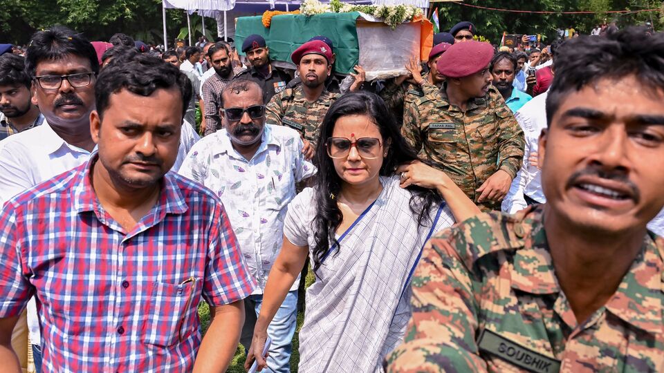 আটক শ্রমিকদের পরিবারগুলি বলছে যে তাদের কাছে আধার কার্ড এবং ভোটার আইডি কার্ডের মতো সমস্ত প্রয়োজনীয় নথি রয়েছে। তবে ওড়িশা পুলিশের এক ঊর্ধ্বতন কর্মকর্তা জানিয়েছেন, আটক হওয়া ব্যক্তিদের কাছে বাসস্থান বা নাগরিকত্ব প্রমাণের জন্য বৈধ কাগজপত্র ছিল না। তিনি আরও বলেন, পুলিশ কোনও সম্প্রদায় বা এলাকাকে টার্গেট করছে না, শুধুমাত্র দেশের নিরাপত্তা নিশ্চিত করছে। (PTI)