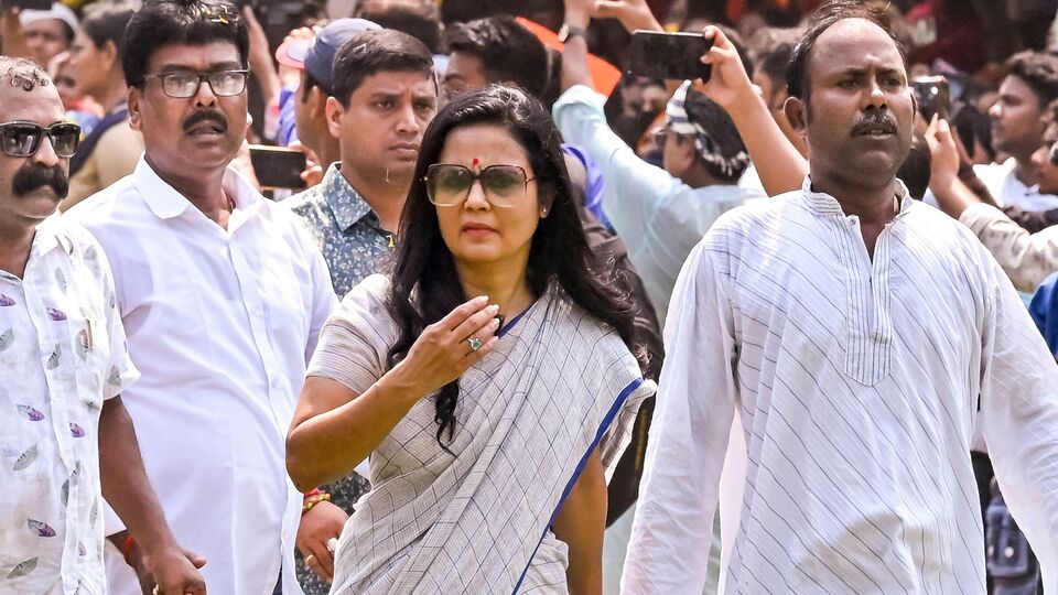 ওড়িশার ঝাড়সুগুড়া জেলায় পুলিশ ৪৪৪ জন বাঙালি শ্রমিককে 'বাংলাদেশি নাগরিক' সন্দেহে আটক করেছে বলে অভিযোগ করেছে তৃণমূল কংগ্রেস। এই পদক্ষেপের তীব্র নিন্দা করে তৃণমূল সাংসদ মহুয়া মৈত্র ওড়িশা সরকারকে সতর্ক করে বলেছেন, যদি বাঙালি পর্যটকরা ওড়িশা ভ্রমণ বন্ধ করে দেন তবে তা সেই রাজ্যের অর্থনীতিতে এটি মারাত্মক প্রভাব ফেলতে পারে। (PTI)