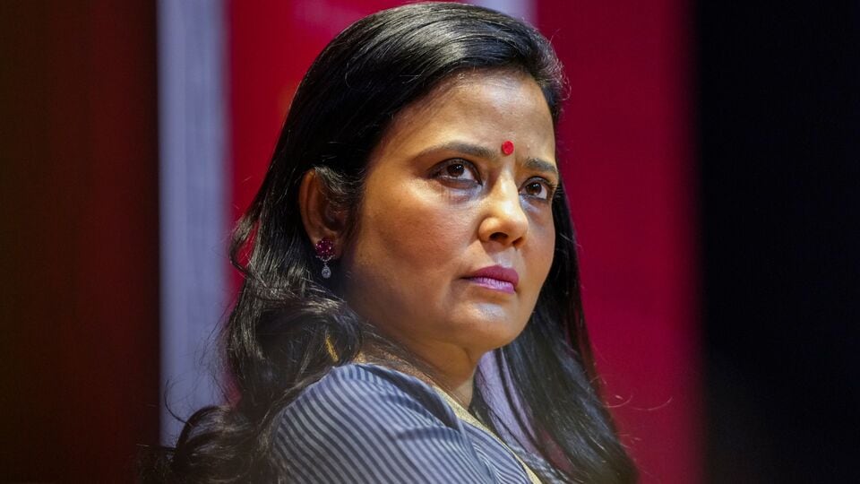 তৃণমূলের অভিযোগ, বৈধ কাগজপত্র থাকা সত্ত্বেও অবৈধ অনুপ্রবেশকারীদের চিহ্নিত করার নাম করে বাংলাভাষী পরিযায়ী শ্রমিকদের বেআইনিভাবে আটকে রেখেছে বিজেপি শাসিত ওড়িশা সরকার। এই আবহে বাংলার ক্ষমতাসীন দল আটক শ্রমিকদের অবিলম্বে মুক্তি দাবি করেছে। এর পাশাপাশি তৃণমূল নেত্রীর হুঁশিয়ারি, এহেন 'হয়রানি' অব্যাহত থাকলে বিশাল রাজনৈতিক আন্দোলন শুরু করা হবে। (PTI)