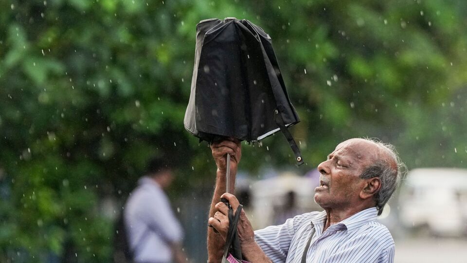 আজ দক্ষিণবঙ্গের প্রতিটি জেলায় হলুদ সতর্কতা জারি করা হয়েছে। সব জেলায় ঘণ্টায় ৩০-৪০ কিলোমিটার বেগে ঝোড়ো হাওয়া বইবে। এরই সঙ্গে পূর্ব মেদিনীপুর, পশ্চিম মেদিনীপুর, ঝাড়গ্রাম, পুরুলিয়া, বাঁকুড়া, পশ্চিম বর্ধমানে ভারী বৃষ্টি (৭০ থেকে ১১০ মিলিমিটার) হতে পারে বলে জানিয়েছে আলিপুর আবহাওয়া দফতর। উত্তরবঙ্গেও সব জেলায় আজ বৃষ্টি হতে পারে। তবে কোথাও কোনও সতর্কতা জারি করা হয়নি। (PTI)