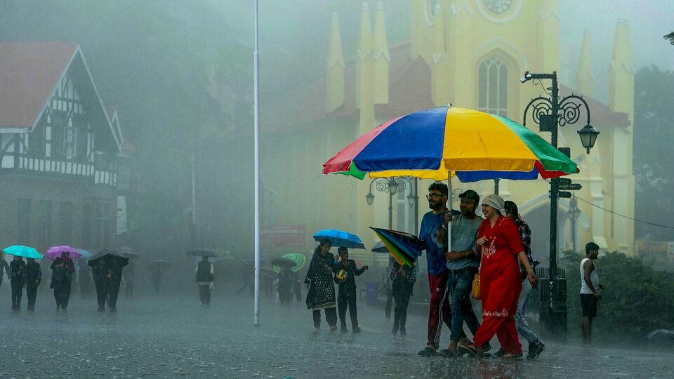 উত্তরবঙ্গের আবহাওয়া শুক্র থেকে রবিবার- শুক্র, শনিবার উত্তরবঙ্গের বেশ কিছু জায়গায় ঝড় বৃষ্টির সম্ভাবনা রয়েছে। রবিবার ভারী বর্ষণের সম্ভাবনা রয়েছে দার্জিলিং, জলপাইগুড়ি, আলিপুুরদুয়ার, কালিম্পং, কোচবিহারে, এছাড়াও এই দিন ধঝড়ের সঙ্গে বজ্রবিদ্যুতের সম্ভাবনা রয়েছে উপরোক্ত ৫ জেলায়। (ছবিটি প্রতীকী, সৌজন্যে পিটিআই)