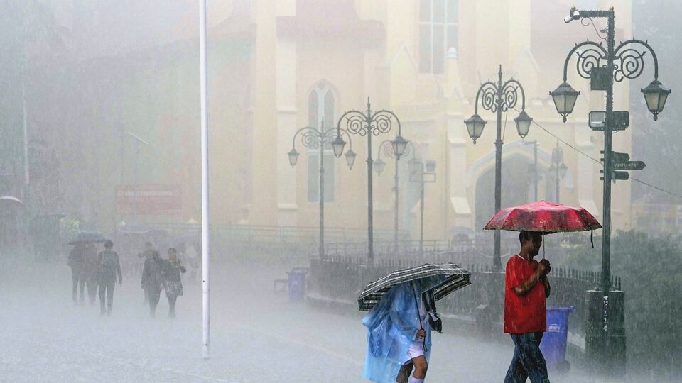 সোমবার থেকে আগামী বুধবার উত্তরবঙ্গের আবহাওয়া- সোমবার উত্তরবঙ্গের জলপাইগুড়ি, আলিপুরদুয়ারে ভারী বর্ষণের সম্ভাবনা রয়েছে। মঙ্গলবার ভারী বর্ষণের সম্ভাবনা রয়েছে উত্তর দিনাজপুর, জলপাইগুড়ি, কোচবিহারে। বুধেও রয়েছে বর্ষণের পূর্বাভাস। সেদিন দার্জিলিং, উত্তর দিনাজপুর, জলপাইগুড়ি, আলিপুরদুয়ার, কালিম্পং এর কিছু জায়গায় বর্ষণ হতে পারে। (ছবিটি প্রতীকী, সৌজন্যে পিটিআই)