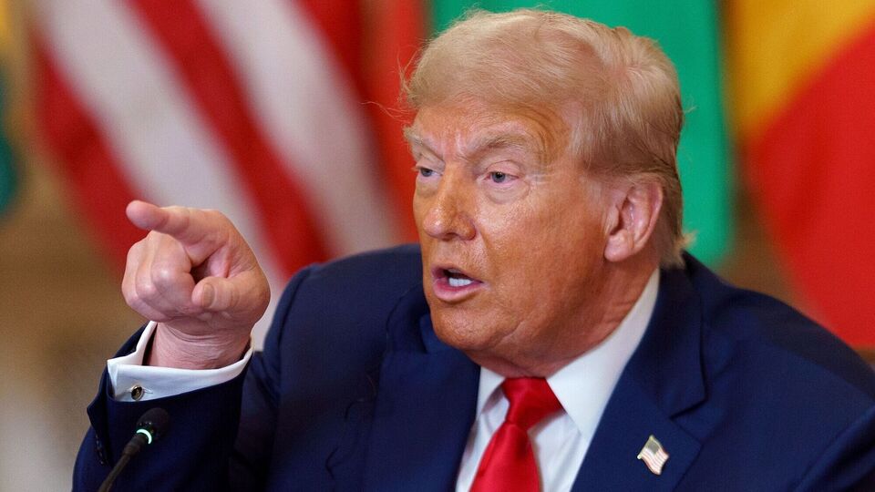 এছাড়া আলজেরিয়ার ওপর ৩০ শতাংশ, ব্রুনাইয়ে ২৫ শতাংশ, লিবিয়ার ওপর ৩০ শতাংশ, ফিলিপিন্সের ওপর ২০ শতাংশ এবং মলদোভার ওপর ২৫ শতাংশ শুল্ক আরোপের প্রস্তাব করা হয়েছে। ট্রাম্পের এই সিদ্ধান্ত ২০২৫ সালের ১ আগস্ট থেকে কার্যকর হবে। (Bloomberg)