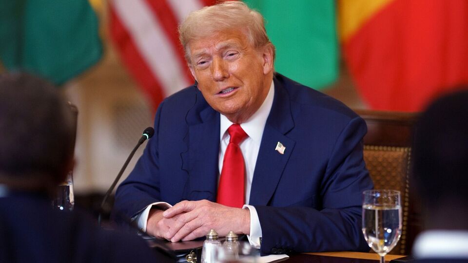 এর আগে সোমবার আমেরিকার 'বন্ধু' জাপানসহ ১৪টি দেশকে শুল্ক সংক্রান্ত চিঠি পাঠিয়েছেন ট্রাম্প। এর মধ্যে রয়েছে দক্ষিণ কোরিয়া, বাংলাদেশ, মিয়ানমার, থাইল্যান্ড, কম্বোডিয়া, ইন্দোনেশিয়া, মালয়েশিয়া, কাজাখস্তান, লাওস, দক্ষিণ আফ্রিকা ও তিউনিসিয়া। এসব দেশের ওপর ২৫ থেকে ৪০ শতাংশ কর আরোপের ঘোষণা দিয়েছেন ট্রাম্প। (Bloomberg)