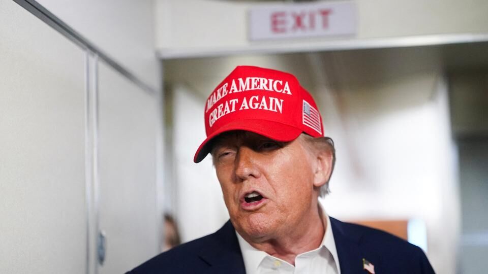 মার্কিন প্রেসিডেন্ট ডোনাল্ড ট্রাম্প বুধবার আরও বেশ কয়েকটি দেশের ওপর শুল্ক চাপিয়ে পত্রবোমা ফাটিয়েছেন। বুধবার সাতটি দেশকে শুল্কারোপের চিঠি পাঠিয়েছেন ট্রাম্প। এর মধ্যে রয়েছে আলজেরিয়া, ব্রুনেই, ইরাক, শ্রীলঙ্কা, লিবিয়া, মলদোভা ও ফিলিপিন্স। এসব দেশের ওপর ২০ থেকে ৩০ শতাংশ শুল্ক আরোপের ঘোষণা করা হয়েছে। (HT_PRINT)