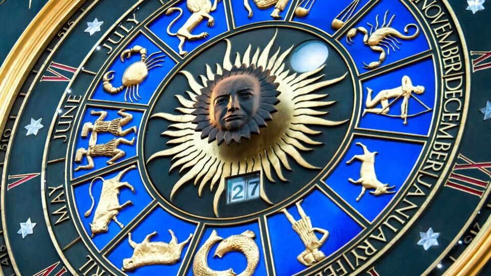 সূর্যদেব ১৬ জুলাই কর্কট রাশিতে প্রবেশ করবেন। যেহেতু এই গোচর শ্রাবণে হতে চলেছে, তাই সূর্যদেবের পাশাপাশি মহাদেবের আশীর্বাদ কিছু রাশির উপর থাকবে। এমন পরিস্থিতিতে, আসুন জেনে নেওয়া যাক এই বছর শ্রাবণে কোন রাশির উপর সূর্যদেব এবং মহাদেবের আশীর্বাদ বর্ষিত হবে।