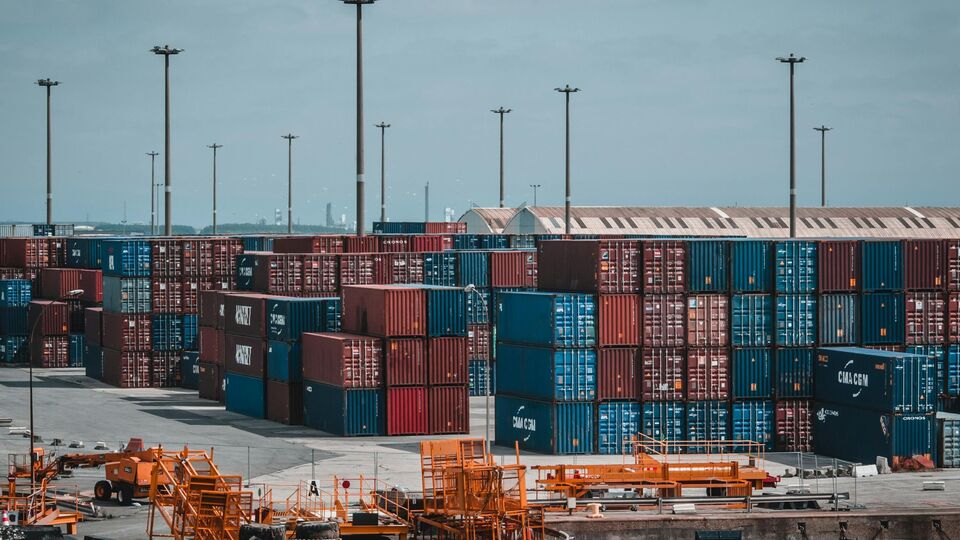 তাৎপর্যপূর্ণভাবে, মার্কিন প্রেসিডেন্ট ডোনাল্ড ট্রাম্প চলতি বছরের এপ্রিলে ভারত, চিন এবং ব্রিটেনসহ বিশ্বের অনেক বড় অর্থনীতির দেশের উপর পারস্পরিক শুল্ক আরোপের ঘোষণা করেছিলেন। তবে বিশ্বজুড়ে বাজারে অস্থিরতার পর ট্রাম্প এই সিদ্ধান্ত স্থগিত করে এসব দেশকে ৯০ দিনের সময় দেন বাণিজ্য চুক্তি করার জন্য। বুধবার সময়সীমা শেষ হওয়ার আগেই ট্রাম্প বেশ কয়েকটি দেশে শুল্ক সংক্রান্ত চিঠি পাঠিয়েছেন এবং তাদের দেশ থেকে যুক্তরাষ্ট্রে আমদানি করা পণ্যের ওপর শুল্ক আরোপের ঘোষণা দিয়েছেন। 