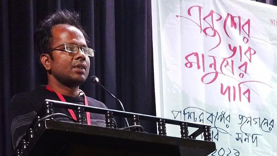 তৃণমূলের রাজ্যসভার সাংসদ সমিরুল ইসলামের অভিযোগ, কর্মীদের ভাষা ও মৌলিক ভিত্তির পরিপ্রেক্ষিতে ইচ্ছাকৃতভাবে হেনস্থা করা হয়েছে। ওড়িশার ঝাড়সুগুড়া জেলায় বাংলাভাষী পরিযায়ী শ্রমিকদের উপর 'অত্যাচার' চলছে বলে তাঁর অভিযোগ। এই আবহে তাঁর বক্তব্য, 'এই শ্রমিকদের কী দোষ? তারা বাংলা ভাষায় কথা বলে, এটাই দোষের? এই গরিব বাঙালিদের বিরুদ্ধে (প্রধানমন্ত্রী) নরেন্দ্র মোদী, স্বরাষ্ট্রমন্ত্রী অমিত শাহের অভিযোগ কী?' 