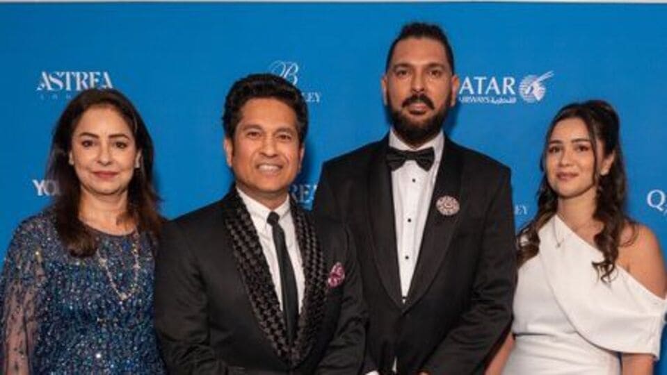 অন্যদিকে, অর্জুনকে বাদ রেখে সপরিবারে সচিন তেন্ডুলকারকেও সেখানে দেখা যায়। একটি ছবিতে যুবরাজের সঙ্গে সচিন, অঞ্জলী ও সারা তেন্ডুলকারকেও দেখা যায়। এছাড়াও এই তারকা খচিত ডিনারে উপস্থিত ছিলেন প্রাক্তন ক্রিকেটার ড্যারেন গঘ, কেভিন পিটারসনরা। 