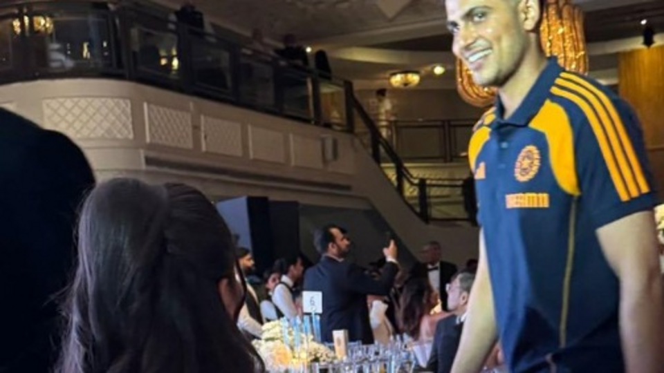 এদিকে, নেটপাড়ায় ক্রমেই ভাইরাল হয়েছে এই আয়োজনের এক বিশেষ দৃশ্যের ছবি। সেখানে দেখা যাচ্ছে, সতিন কন্যা সারা যে টেবিলে বসে রয়েছেন, সেই টেবিলের সামনে দিয়ে হাঁটছেন শুভমন। শুভমন হাসি মুখে কোনও একটি দিকে তাকাচ্ছেন, তাও দেখা গিয়েছে। এই ছবি সোশ্যাল মিডিয়ায় আসতেই তা ভাইরাল হয়। শুরু হয় চর্চা, জল্পনা।