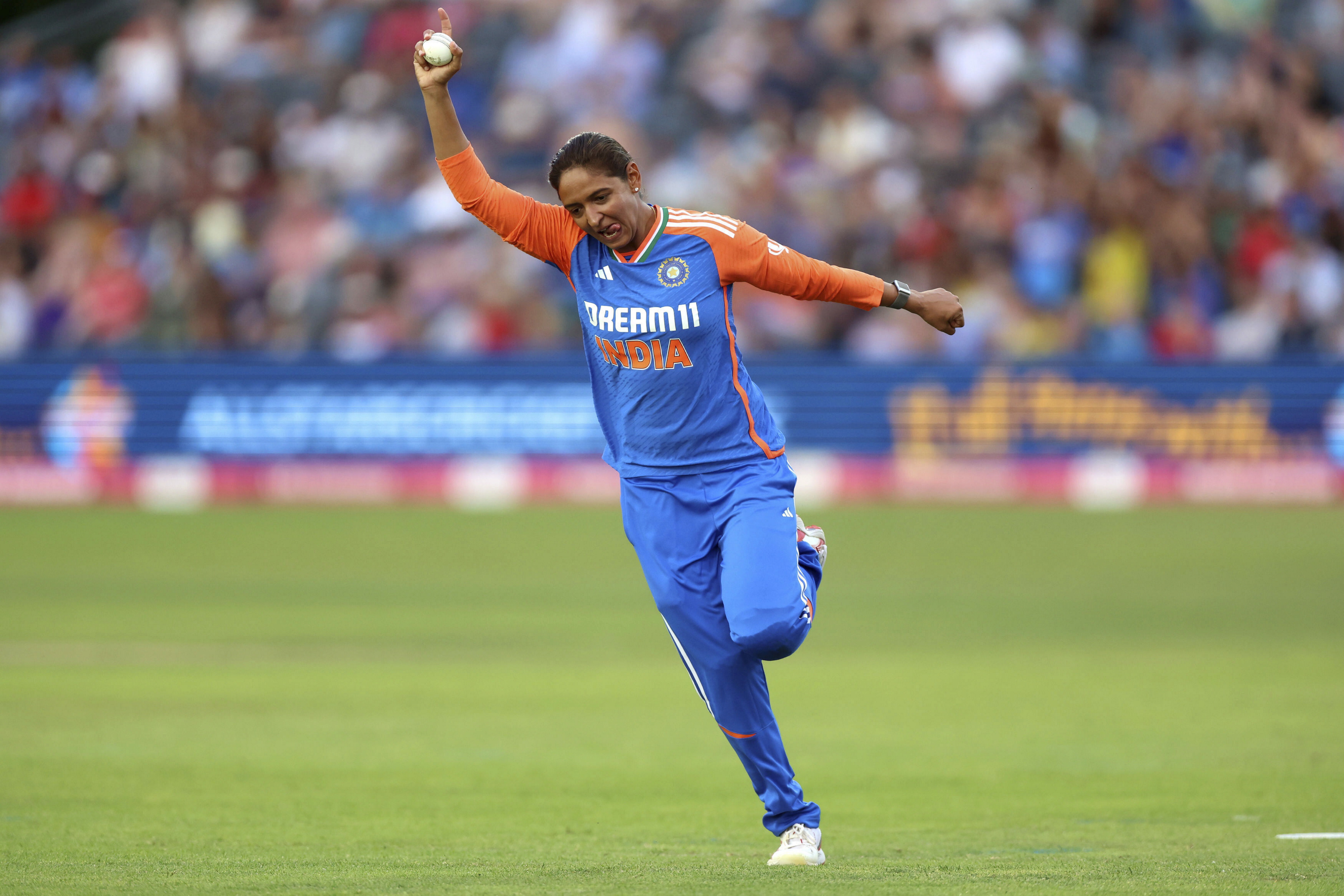 হরমনপ্রীত কউরের নেতৃত্বাধীন ভারতীয় মহিলা ক্রিকেট দল ইংরেজদের বিরুদ্ধে সিরিজের চতুর্থ টি-টোয়েন্টি ম্যাচে জয়লাভ করল। স্বাগতিকদের ৬ উইকেটে হারিয়ে ইংল্যান্ডে ইতিহাস তৈরি করেছেন হরমনরা। ২০০৬ সালে ইংল্যান্ডের মাটিতে প্রথমবার টি-টোয়েন্টি ম্যাচ খেলা টিম ইন্ডিয়া এই প্রথমবার ইংল্যান্ড দলকে তাদের ঘরের মাঠে ২ বা ততোধিক ম্যাচের টি-টোয়েন্টি সিরিজে হারিয়ে দিল। হরমনপ্রীত কউরের নেতৃত্বাধীন ভারতীয় মহিলা ক্রিকেট দল ইংরেজদের বিরুদ্ধে সিরিজের চতুর্থ টি-টোয়েন্টি ম্যাচে জয়লাভ করল। স্বাগতিকদের ৬ উইকেটে হারিয়ে ইংল্যান্ডে ইতিহাস তৈরি করেছেন হরমনরা। ২০০৬ সালে ইংল্যান্ডের মাটিতে প্রথমবার টি-টোয়েন্টি ম্যাচ খেলা টিম ইন্ডিয়া এই প্রথমবার ইংল্যান্ড দলকে তাদের ঘরের মাঠে ২ বা ততোধিক ম্যাচের টি-টোয়েন্টি সিরিজে হারিয়ে দিল।