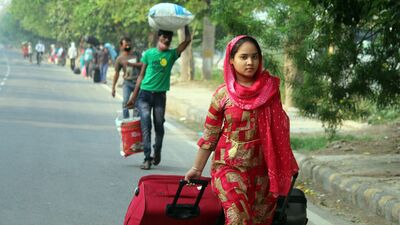সম্প্রতি ওড়িশায় বাংলাদেশি অভিযোগে ২০০ পরিযায়ী শ্রমিককে আটকে রাখার অভিযোগ উঠেছে। এর আগে দিল্লি, গুজরাট, মহারাষ্ট্রের মতো বহু রাজ্য থেকে পরিযায়ীদের আটক করে বাংলাদেশে পাঠানো হয়েছে বলে অভিযোগ উঠেছে। এই আবহে দিল্লি ও ওড়িশার পরিযায়ীদের আটক কা নিয়ে মামলা হয় কলকাতা হাইকোর্টে। সেই মামলা শুনছে তপোব্রত চক্রবর্তী এবং বিচারপতি ঋতব্রতকুমার মিত্রের ডিভিশন বেঞ্চ।  