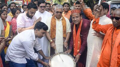 এদিকে জানা গিয়েছে, বিজেপির সর্বভারতীয় সাধারণ সম্পাদক বিনোদ তাওড়ে ও সর্বভারতীয় যুগ্ম সাধারণ সম্পাদক সংগঠন শিব প্রকাশের সঙ্গে দেখা করছেন দিলীপ ঘোষ। এই আবহে জল্পনা তৈরি হচ্ছে, দিলীপ ঘোষকে কি কেন্দ্রীয় স্তরে দায়িত্ব দিতে পারে দল? এদিকে শমীক নাকি স্বরাষ্ট্র মন্ত্রকের স্ট্যান্ডিং কমিটির বৈঠকে যোগ দিতে দিল্লি গিয়েছেন। প্রধানমন্ত্রী নরেন্দ্র মোদী এবং বিজেপির সর্বভারতীয় সভাপতি জেপি নড্ডার সঙ্গেও দেখা করতে পারেন বঙ্গ বিজেপির সভাপতি। (saikat paul) এদিকে জানা গিয়েছে, বিজেপির সর্বভারতীয় সাধারণ সম্পাদক বিনোদ তাওড়ে ও সর্বভারতীয় যুগ্ম সাধারণ সম্পাদক সংগঠন শিব প্রকাশের সঙ্গে দেখা করছেন দিলীপ ঘোষ। এই আবহে জল্পনা তৈরি হচ্ছে, দিলীপ ঘোষকে কি কেন্দ্রীয় স্তরে দায়িত্ব দিতে পারে দল? এদিকে শমীক নাকি স্বরাষ্ট্র মন্ত্রকের স্ট্যান্ডিং কমিটির বৈঠকে যোগ দিতে দিল্লি গিয়েছেন। প্রধানমন্ত্রী নরেন্দ্র মোদী এবং বিজেপির সর্বভারতীয় সভাপতি জেপি নড্ডার সঙ্গেও দেখা করতে পারেন বঙ্গ বিজেপির সভাপতি। (saikat paul)