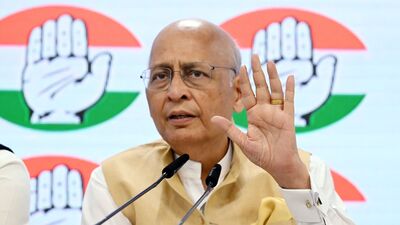 কংগ্রেস নেতা অভিষেক মনু সিঙ্ঘভি বলেন, '৭৫ বছর বয়সসীমা বেঁধে মার্গদর্শক মণ্ডলকে বাধ্যতামূলক অবসরে পাঠানো হয়েছে। তবে এই সিদ্ধান্ত হয়ত নীতিগত নয়। বর্তমান সরকারকে এই নিয়মের আওতা থেকে অব্যাহতি দেওয়া হবে বলে ইঙ্গিত পাওয়া যাচ্ছে।' (Jitender Gupta) কংগ্রেস নেতা অভিষেক মনু সিঙ্ঘভি বলেন, '৭৫ বছর বয়সসীমা বেঁধে মার্গদর্শক মণ্ডলকে বাধ্যতামূলক অবসরে পাঠানো হয়েছে। তবে এই সিদ্ধান্ত হয়ত নীতিগত নয়। বর্তমান সরকারকে এই নিয়মের আওতা থেকে অব্যাহতি দেওয়া হবে বলে ইঙ্গিত পাওয়া যাচ্ছে।' (Jitender Gupta)