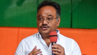 রিপোর্টে দাবি করা হচ্ছে, বঙ্গ বিজেপির নতুন কমিটি গঠন নিয়ে কেন্দ্রীয় নেতৃত্বের সঙ্গে শমীক ভট্টাচার্য আলোচনা করতে পারেন। এরই মাঝে দিল্লি পৌঁছলেন কেন্দ্রীয় মন্ত্রী সুকান্ত মজুমদার। দাবি করা হচ্ছে, প্রশাসনিক কাজকর্মের জন্যেই দিল্লি গিয়েছেন সুকান্ত। অবশ্য কোন নেতাকে কোন কমিটিতে নেওয়া হবে, সেই বিষয়ে আলোচনা করতে কেন্দ্রীয় নেতৃত্বের সঙ্গে বৈঠক করতে পারেন সদ্য প্রাক্তন রাজ্য সভাপতি। (utpal sarkar) রিপোর্টে দাবি করা হচ্ছে, বঙ্গ বিজেপির নতুন কমিটি গঠন নিয়ে কেন্দ্রীয় নেতৃত্বের সঙ্গে শমীক ভট্টাচার্য আলোচনা করতে পারেন। এরই মাঝে দিল্লি পৌঁছলেন কেন্দ্রীয় মন্ত্রী সুকান্ত মজুমদার। দাবি করা হচ্ছে, প্রশাসনিক কাজকর্মের জন্যেই দিল্লি গিয়েছেন সুকান্ত। অবশ্য কোন নেতাকে কোন কমিটিতে নেওয়া হবে, সেই বিষয়ে আলোচনা করতে কেন্দ্রীয় নেতৃত্বের সঙ্গে বৈঠক করতে পারেন সদ্য প্রাক্তন রাজ্য সভাপতি। (utpal sarkar)