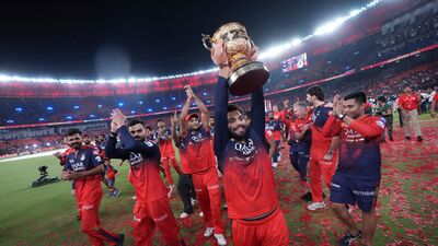 শুধু তাই নয়, সার্বিকভাবে টি-টোয়েন্টিতেও সর্বোচ্চ রানরেটের ইতিহাস তৈরি হল। বৃষ্টির কারণে বিঘ্নিত হয়নি, এমন টি-টোয়েন্টি ম্যাচে সর্বোচ্চ রানরেটের তকমা ছিনিয়ে নিল বুলগেরিয়া-জিব্রাল্টার মহারণ। এতদিন সেই রেকর্ড ছিল রয়্যাল চ্যালেঞ্জার্স বেঙ্গালুরু এবং সানরাইজার্স হায়দরাবাদের ম্যাচের ঝুলিতে। ২০২৪ সালের আইপিএলে সেই ম্যাচের রানরেট ছিল ১৩.৭২। তৃতীয় স্থানে ছিল ২০২৪ সালেরই কলকাতা নাইট রাইডার্স (কেকেআর) এবং পঞ্জাব কিংসের ম্যাচ। সেই ম্যাচের রানরেট ছিল ১৩.৫২। (ছবিটি প্রতীকী, সৌজন্যে এপি) শুধু তাই নয়, সার্বিকভাবে টি-টোয়েন্টিতেও সর্বোচ্চ রানরেটের ইতিহাস তৈরি হল। বৃষ্টির কারণে বিঘ্নিত হয়নি, এমন টি-টোয়েন্টি ম্যাচে সর্বোচ্চ রানরেটের তকমা ছিনিয়ে নিল বুলগেরিয়া-জিব্রাল্টার মহারণ। এতদিন সেই রেকর্ড ছিল রয়্যাল চ্যালেঞ্জার্স বেঙ্গালুরু এবং সানরাইজার্স হায়দরাবাদের ম্যাচের ঝুলিতে। ২০২৪ সালের আইপিএলে সেই ম্যাচের রানরেট ছিল ১৩.৭২। তৃতীয় স্থানে ছিল ২০২৪ সালেরই কলকাতা নাইট রাইডার্স (কেকেআর) এবং পঞ্জাব কিংসের ম্যাচ। সেই ম্যাচের রানরেট ছিল ১৩.৫২। (ছবিটি প্রতীকী, সৌজন্যে এপি)