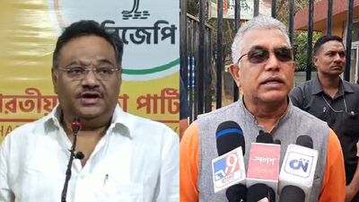 প্রসঙ্গত, গত কয়েকদিন ধরেই বাংলার রাজনীতিতে ঝড় তুলেছেন দিলীপ ঘোষ। তাঁর দলবদলের সম্ভাবনা নিয়ে জল্পনা তুঙ্গে। এরই মাঝে ৮ জুলাই বিজেপির অফিসে গিয়ে সদ্য নিযুক্ত রাজ্য সভাপতি শমীক ভট্টাচার্যের সঙ্গে দেখা করেন দিলীপ ঘোষ। আর এরপরই তিনি দিল্লিতে যান। এই সবের মাঝে যোগসূত্র খোঁজার চেষ্টা করছেন রাজনৈতিক বিশ্লেষকরা। প্রসঙ্গত, গত কয়েকদিন ধরেই বাংলার রাজনীতিতে ঝড় তুলেছেন দিলীপ ঘোষ। তাঁর দলবদলের সম্ভাবনা নিয়ে জল্পনা তুঙ্গে। এরই মাঝে ৮ জুলাই বিজেপির অফিসে গিয়ে সদ্য নিযুক্ত রাজ্য সভাপতি শমীক ভট্টাচার্যের সঙ্গে দেখা করেন দিলীপ ঘোষ। আর এরপরই তিনি দিল্লিতে যান। এই সবের মাঝে যোগসূত্র খোঁজার চেষ্টা করছেন রাজনৈতিক বিশ্লেষকরা।