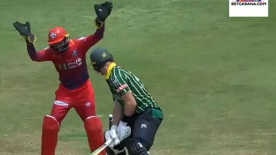 পালটা ব্যাট করতে নেমে সেন্ট্রাল ডিস্ট্রিক্টস ২০ ওভারে ৮ উইকেটের বিনিময়ে ১৪৩ রানে আটকে যায়। ২২ রানের ব্যবধানে ম্যাচ জেতে দুবাই ক্যাপিটালস। ক্যাপ্টেন টম ব্রুস ৩৯ বলে ৩৪ রানের ঠুকঠুকে ইনিংস খেলেন। তিনি ৩টি চার মারেন। এছাড়া উইল ইয়ং ১৯, ডেন ক্লেভার ২১ ও উইলিয়াম ক্লার্ক ২০ রান করেন। ছবি- গ্লোবাল সুপার লিগ টুইটার। পালটা ব্যাট করতে নেমে সেন্ট্রাল ডিস্ট্রিক্টস ২০ ওভারে ৮ উইকেটের বিনিময়ে ১৪৩ রানে আটকে যায়। ২২ রানের ব্যবধানে ম্যাচ জেতে দুবাই ক্যাপিটালস। ক্যাপ্টেন টম ব্রুস ৩৯ বলে ৩৪ রানের ঠুকঠুকে ইনিংস খেলেন। তিনি ৩টি চার মারেন। এছাড়া উইল ইয়ং ১৯, ডেন ক্লেভার ২১ ও উইলিয়াম ক্লার্ক ২০ রান করেন। ছবি- গ্লোবাল সুপার লিগ টুইটার।