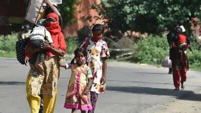 অবৈধ অভিবাসী অভিযোগে বিগত দিনে দিল্লিতে আটক করা হয়েছে অনেককে। তাদের অনেককেই বাংলাদেশে পাঠানো হয়েছে। অভিযোগ উঠছে, এদের মধ্যে অনেকেই পশ্চিমবঙ্গের পরিযায়ী শ্রমিক। এই আবহে কলকাতা হাই কোর্টে মামলাও হয়েছে। সেই পরিপ্রেক্ষিতে উচ্চ আদালতের প্রশ্নের মুখে পড়ল কেন্দ্রীয় স্বরাষ্ট্র মন্ত্রক। অবৈধ অভিবাসী অভিযোগে বিগত দিনে দিল্লিতে আটক করা হয়েছে অনেককে। তাদের অনেককেই বাংলাদেশে পাঠানো হয়েছে। অভিযোগ উঠছে, এদের মধ্যে অনেকেই পশ্চিমবঙ্গের পরিযায়ী শ্রমিক। এই আবহে কলকাতা হাই কোর্টে মামলাও হয়েছে। সেই পরিপ্রেক্ষিতে উচ্চ আদালতের প্রশ্নের মুখে পড়ল কেন্দ্রীয় স্বরাষ্ট্র মন্ত্রক।