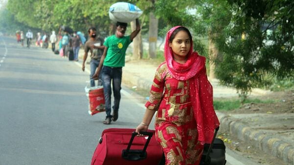 সম্প্রতি ওড়িশায় বাংলাদেশি অভিযোগে ২০০ পরিযায়ী শ্রমিককে আটকে রাখার অভিযোগ উঠেছে। এর আগে দিল্লি, গুজরাট, মহারাষ্ট্রের মতো বহু রাজ্য থেকে পরিযায়ীদের আটক করে বাংলাদেশে পাঠানো হয়েছে বলে অভিযোগ উঠেছে। এই আবহে দিল্লি ও ওড়িশার পরিযায়ীদের আটক কা নিয়ে মামলা হয় কলকাতা হাইকোর্টে। সেই মামলা শুনছে তপোব্রত চক্রবর্তী এবং বিচারপতি ঋতব্রতকুমার মিত্রের ডিভিশন বেঞ্চ। সম্প্রতি ওড়িশায় বাংলাদেশি অভিযোগে ২০০ পরিযায়ী শ্রমিককে আটকে রাখার অভিযোগ উঠেছে। এর আগে দিল্লি, গুজরাট, মহারাষ্ট্রের মতো বহু রাজ্য থেকে পরিযায়ীদের আটক করে বাংলাদেশে পাঠানো হয়েছে বলে অভিযোগ উঠেছে। এই আবহে দিল্লি ও ওড়িশার পরিযায়ীদের আটক কা নিয়ে মামলা হয় কলকাতা হাইকোর্টে। সেই মামলা শুনছে তপোব্রত চক্রবর্তী এবং বিচারপতি ঋতব্রতকুমার মিত্রের ডিভিশন বেঞ্চ।