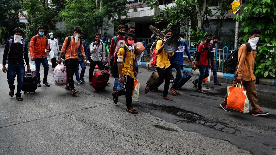 ভিনরাজ্যে কীসের ভিত্তিতে পরিযায়ী শ্রমিকদের আটক করা হয়েছে? আটক পরিযায়ীদের বিরুদ্ধে কোনও এফআইআর দায়ের করা হয়েছিল কি না? এদিকে আটক হওয়া পরিযায়ীদের বিরুদ্ধে কী পদক্ষেপ করা হয়েছে? ওড়িশার মুখ্যসচিবকে এই প্রশ্নগুলি করতে বলা হয়েছে রাজ্যকে। সেই জবাব দেখে আদালত ওড়িশার ঘটনায় পরবর্তী পদক্ষেপ করবে। অবশ্য ওড়িশায় আটক কোনও পরিযায়ীকে বাংলাদেশে পাঠানো হয়নি বলেই জানা গিয়েছে। (AP)