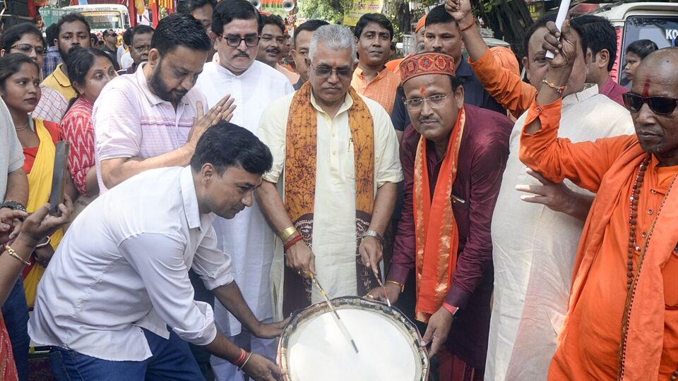 এদিকে জানা গিয়েছে, বিজেপির সর্বভারতীয় সাধারণ সম্পাদক বিনোদ তাওড়ে ও সর্বভারতীয় যুগ্ম সাধারণ সম্পাদক সংগঠন শিব প্রকাশের সঙ্গে দেখা করছেন দিলীপ ঘোষ। এই আবহে জল্পনা তৈরি হচ্ছে, দিলীপ ঘোষকে কি কেন্দ্রীয় স্তরে দায়িত্ব দিতে পারে দল? এদিকে শমীক নাকি স্বরাষ্ট্র মন্ত্রকের স্ট্যান্ডিং কমিটির বৈঠকে যোগ দিতে দিল্লি গিয়েছেন। প্রধানমন্ত্রী নরেন্দ্র মোদী এবং বিজেপির সর্বভারতীয় সভাপতি জেপি নড্ডার সঙ্গেও দেখা করতে পারেন বঙ্গ বিজেপির সভাপতি। (saikat paul)