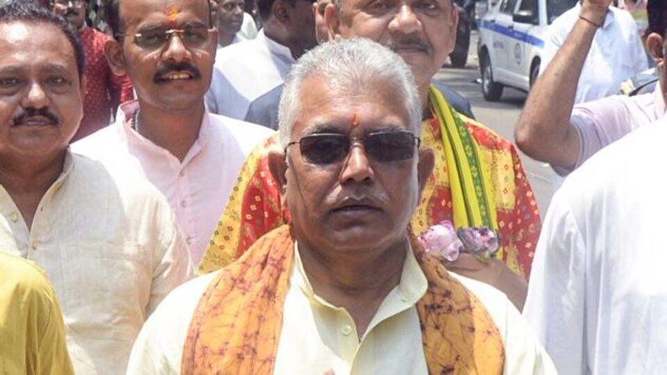 দিলীপ ঘোষ তৃণমূলে যেতে পারেন বলে জল্পনা চললেও তিনি নিজে ক্রমাগত তৃণমূল কংগ্রেসকে একাধিক ইস্যুতে বিঁধে এসেছেন সাম্প্রতিককালে। তবে এই দিলীপ ঘোষকেই সাম্প্রতিককালে মোদীর জনসভা দেখা যায়নি। আবার শমীক ভট্টাচার্যকে রাজ্য সভাপতি ঘোষণার দিনও তাঁকে দলীয় কর্মসূচিতে দেখা যায়নি। এদিকে মমতার প্রশংসাও শোনা গিয়েছে দিলীপের গলায়। তবে তিনি যে দল ছাড়বেন না, তা স্পষ্ট করে দিয়েছেন দিলীপ। (saikat paul)