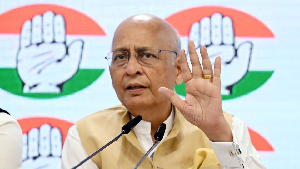 কংগ্রেস নেতা অভিষেক মনু সিঙ্ঘভি বলেন, '৭৫ বছর বয়সসীমা বেঁধে মার্গদর্শক মণ্ডলকে বাধ্যতামূলক অবসরে পাঠানো হয়েছে। তবে এই সিদ্ধান্ত হয়ত নীতিগত নয়। বর্তমান সরকারকে এই নিয়মের আওতা থেকে অব্যাহতি দেওয়া হবে বলে ইঙ্গিত পাওয়া যাচ্ছে।' (Jitender Gupta)