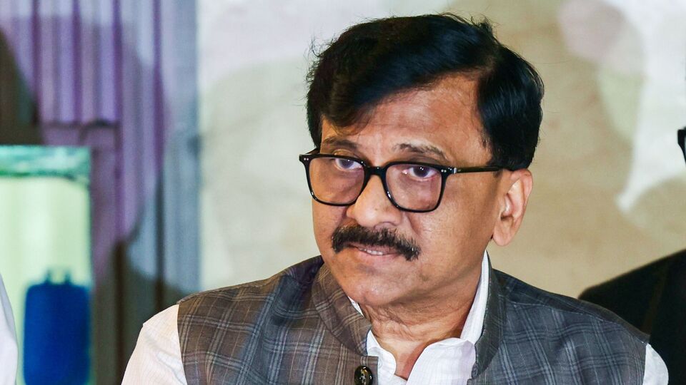 অনেকে এই মন্তব্যকে প্রধানমন্ত্রী মোদীর প্রতি প্রচ্ছন্ন বার্তা বলে ব্যাখ্যা করেছেন। এই আবহে রাজনৈতিক মহলে এই নিয়ে জোর চর্চা শুরু হয়েছে। শিবসেনার রাজ্যসভার সদস্য সঞ্জয় রাউত বলেন, 'লালকৃষ্ণ আডবানী, মুরলী মনোহর যোশী এবং যশবন্ত সিংয়ের মতো নেতাদের ৭৫ বছর বয়সের পর অবসর নিতে বাধ্য করেছিলেন প্রধানমন্ত্রী মোদী। দেখা যাক, তিনি এখন নিজের ক্ষেত্রেও একই নিয়ম প্রয়োগ করেন কিনা।' (ANI Picture Service )