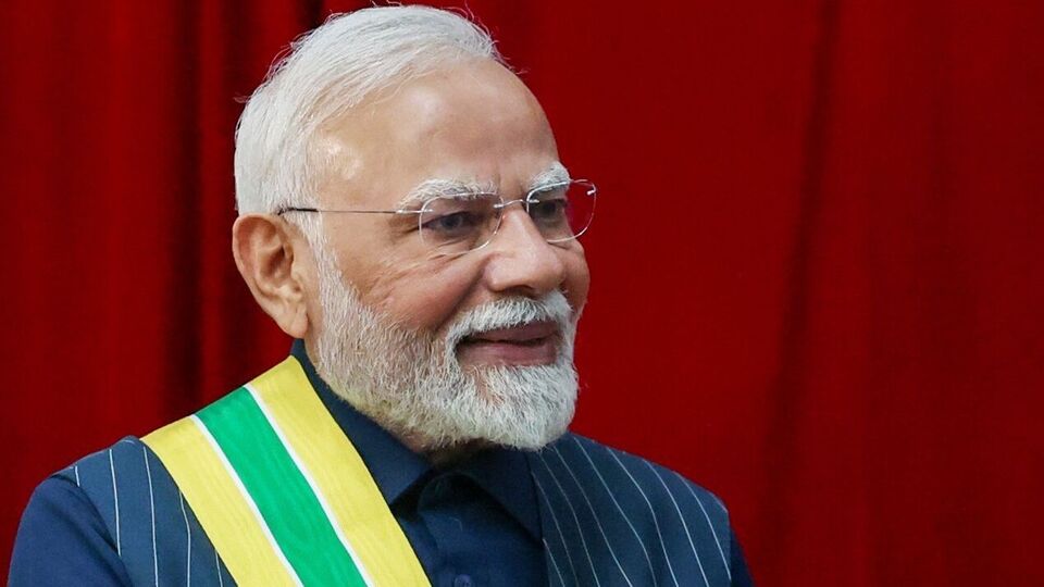 সঞ্জয় রাউত এর আগে দাবি করেছিলেন, চলতি বছরের মার্চে নাগপুরে আরএসএসের সদর দফতরে মোদীর গিয়েছিলেন তাঁর সম্ভাব্য অবসর নিয়ে আলোচনা করতে। বিজেপি সেই সময় তা অস্বীকার করে বলেছিল যে এই সফরটি একটি রুটিন সফর ছিল। কেন্দ্রীয় স্বরাষ্ট্রমন্ত্রী অমিত শাহ এর আগে ২০২৩ সালের মে মাসে স্পষ্ট করে দিয়েছিলেন যে বিজেপির সংবিধানে কোনও অবসরের ধারা নেই। ২০২৯ সাল পর্যন্ত মোদীজি নেতৃত্ব দেবেন। অবসরের গুঞ্জনের কোনও সত্যতা নেই। (DPR PMO)