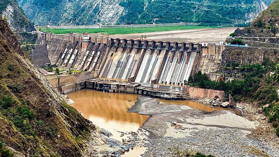 এই কোয়াকর বাঁধটি একটি গ্রিনফিল্ড স্টোরেজ এবং জলবিদ্যুৎ প্রকল্প। এই বাঁধটি চেনাব নদীর জলের প্রবাহের উপর প্রভাব ফেলতে পারে। বাঁধটি ৫৪০ মেগাওয়াট বিদ্যুৎ সরবরাহ করবে। এটি প্রায় ১০৯ মিটার উঁচু কংক্রিটের বাঁধ। এটি সম্পন্ন করতে খরচ হবে ৪,৫২৬ কোটি টাকা। (HT_PRINT)