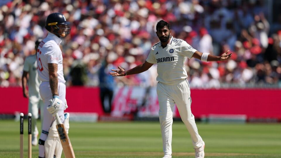 দেশের বাইরে টেস্টে সবথেকে বেশিবার পাঁচ বা তার বেশি উইকেট নেওয়া: ১৩ বার সেই কাজটা করলেন বুমরাহ। ৩৫টি টেস্টে সেই নজির গড়লেন। সেই তালিকার দ্বিতীয় স্থানে আছে কপিল দেব। ৬৬টি টেস্টে ১২ বার পাঁচ বা তার বেশি উইকেট নিয়েছেন। তিনে আছেন অনিল কুম্বলে (৬৯টি টেস্টে ১০ বার)। চারে আছেন ইশান্ত শর্মা (৬৩টি টেস্টে নয় বার)। (ছবি সৌজন্যে, ফেসবুক Indian Cricket Team)