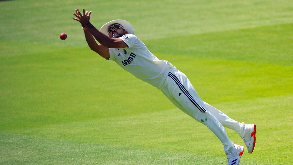 আর সেই পরিস্থিতি যে তৈরি হয়েছে, সেটার জন্য দায়ি ভারতই। প্রথম ইনিংসে ২৭১ রানে সাত উইকেট হারিয়ে ফেলেছিল ইংল্যান্ড। কিন্তু শেষ তিন উইকেটে ১১৬ রান যোগ করে দেয়। একের পর এক ক্যাচ ফস্কে দেন ভারতীয় ফিল্ডাররা। তার মাশুলও গুনতে হয়। ৫৬ রান করেন ব্রাইডন কার্স। ৫১ রান করেন জেমি স্মিথ। যিনি পাঁচ রানে জীবনদান পান। আর ইংল্যান্ড ৩৮৭ রান তোলে। (ছবি সৌজন্যে রয়টার্স)
