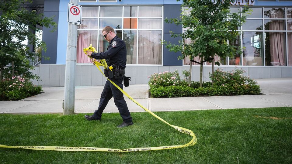 কানাডিয়ান সাংবাদিকের মতে, একটি কমেডি শোতে কপিল শর্মার করা কিছু মন্তব্যে লাড্ডি মনে আঘাত পেয়েছিল, যার কারণে সে এই কাণ্ড ঘটিয়েছে। ড্যানিয়েল বোর্ডম্যানের দাবি, একিদকে খলিস্তানি গোষ্ঠীগুলি মোদী সরকারের বিরুদ্ধে ষড়যন্ত্রের অভিযোগ করছে। অন্যদিকে হামলার দায় স্বীকার করা লাড্ডি দীর্ঘদিন ধরে একটি খালিস্তানি সন্ত্রাসবাদী সংগঠনের সদস্য। (AP)