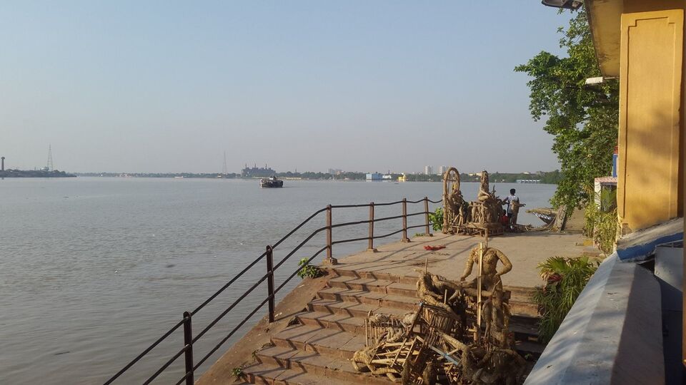 ঐতিহাসিক কুমোরটুলি ঘাটকে নয়া রূপে সাজিয়ে তুলতে চলেছে আদানি গ্রুপ। আধিকারিকরা জানিয়েছেন, কুমারটুলি ঘাটের হৃতগৌরব ফেরানোর জন্য এবং নতুন করে কলকাতার গর্বের ঘাটকে সাজিয়ে তোলার জন্য ইতিমধ্যে কলকাতা বন্দর কর্তৃপক্ষের (শ্যামাপ্রসাদ মুখোপাধ্যায় বন্দর) সঙ্গে আদানি পোর্টস অ্যান্ড স্পেশাল ইকোনমিক জোন লিমিটেডের মউ স্বাক্ষর হয়েছে। (ফাইল ছবি, সৌজন্যে এক্স @kamlesm)