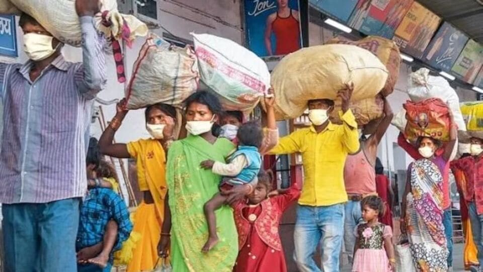 কেন্দ্রীয় স্বরাষ্ট্র মন্ত্রকের থেকে পরিযায়ী শ্রমিকদের বাংলাদেশে ডিপোর্ট করার বিষয়ে বিস্তারিত রিপোর্ট চাইল কলকাতা হাই কোর্ট। জানতে চাওয়া হয়েছে, দিল্লি থেকে পরিযায়ী শ্রমিকদের কি বাংলাদেশে পাঠিয়ে দেওয়া হয়েছে? এছাড়া এই ইস্যুতে রাজ্যের মুখ্যসচিব মনোজ পন্থকে দিল্লি ও ওড়িশার মুখ্যসচিবের সঙ্গে যোগাযোগ রাখার নির্দেশ দিয়েছে উচ্চ আদালত। এই বিষয়ে রাজ্যকেও রিপোর্ট দিতে বলা হয়েছে। 