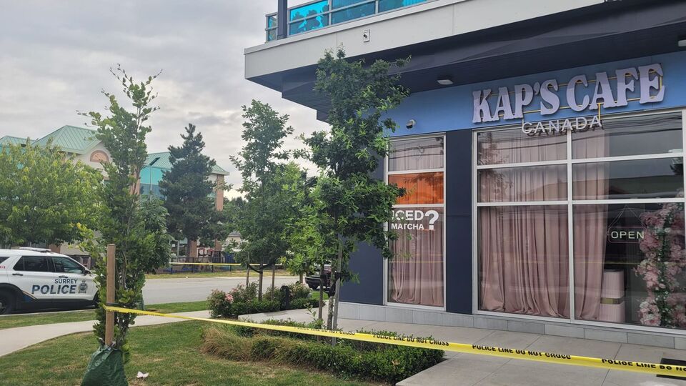 কানাডার সারে শহরে কমেডিয়ান কপিল শর্মার নতুন রেস্তোরাঁয় গুলি চালানো হয়েছে সম্প্রতি। এই হামলার বিষয়ে পুলিশি তদন্ত চলছে। এরই মাঝে কানাডার সাংবাদিক ড্যানিয়েল বোর্ডম্যান দাবি করেছেন, খলিস্তানি চরমপন্থীরা এই হামলার জন্য ভারতের প্রধানমন্ত্রী নরেন্দ্র মোদীকে দায়ী করছে। (HT_PRINT)