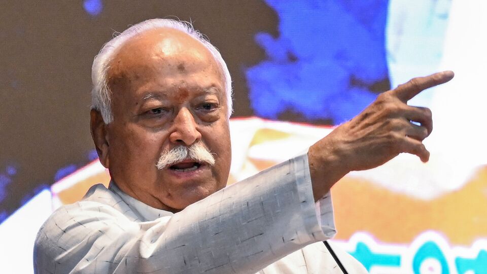 '৭৫ বছর বয়সে পদ থেকে সরে দাঁড়ানো উচিত নেতাদের'। সম্প্রতি রাষ্ট্রীয় স্বয়ংসেবক সংঘের (আরএসএস) প্রধান মোহন ভাগবত এই মন্তব্য করে প্রধানমন্ত্রী মোদীর অবসরের জল্পনা উস্কে দিলেন। উল্লেখ্য, এই বছরই ৭৫ বছরের হচ্ছেন ভাগবত। ভাগবতের মতো এই সেপ্টেম্বরে ৭৫ বছরে পা দিচ্ছেন মোদীও। (PTI)
