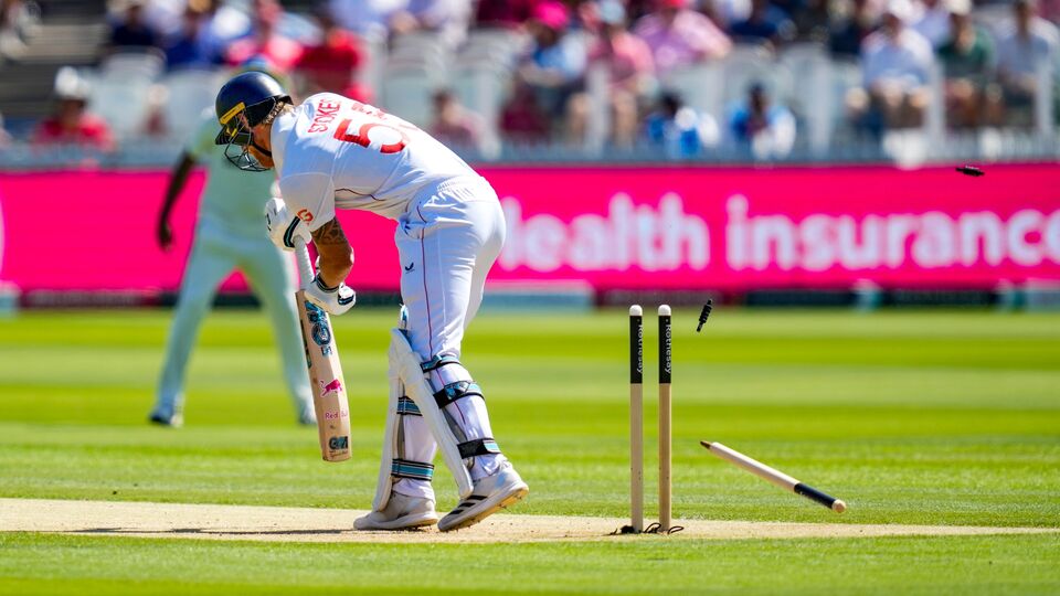 তারইমধ্যে ভারতীয় বোলারদের মধ্যে ইংল্যান্ডের প্রথম ইনিংসে পাঁচ উইকেট নেন জসপ্রীত বুমরাহ। দুটি করে উইকেট পান মহম্মদ সিরাজ এবং নীতীশকুমার রেড্ডি। রবীন্দ্র জাদেজা পান একটি উইকেট। সিরাজের ভাগ্য সত্যিই মারাত্মক খারাপ ছিল। ভাগ্য একটু ঠিক হলেই কমপক্ষে চারটি উইকেট পেতেন। আর ইংরেজদের মধ্যে ওকস, আর্চার এবং বেন স্টোকস একটি করে উইকেট পেয়েছেন। (ছবি সৌজন্যে পিটিআই)