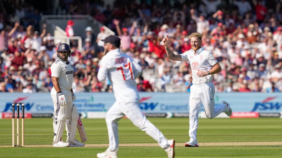 এমনিতে রাহুলের সঙ্গে ভালো ব্যাটিং করেন করুণ নায়ার। কিন্তু ৬২ বলে ৪০ রান করে যখন তাঁকে মনে হচ্ছিল যে ক্রিজে জমাট বেঁধে গিয়েছেন, তখন আউট হয়ে যান। যিনি ক্রিজে এসে জোফ্রা আর্চারের আগুনে স্পেশ সামলান। সেই ২০২১ সালের পরে টেস্ট খেলতে নেমে তৃতীয় বলেই যশস্বী জয়সওয়ালকে আউট করে দেন আর্চার। (ছবি সৌজন্যে পিটিআই)