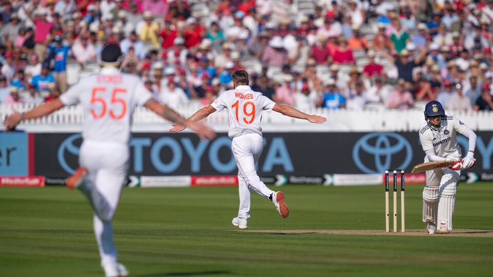 সেই আর্চারের বিরুদ্ধে সিরিজের সেরা ব্যাটার শুভমন গিল কেমন খেলেন, সেদিকে নজর ছিল। তাঁকে খুব একটা সমস্যায় ফেলতে পারেননি আর্চার। কিন্তু ইংল্য়ান্ডের তুখোড় পরিকল্পনায় ক্রিস ওকসের বলে ১৬ রানে আউট হয়ে যান গিল। তারইমধ্যে অবশ্য ভেঙে দেন বিরাট কোহলির রেকর্ড। ভারতীয় অধিনায়ক ইংল্যান্ডে টেস্ট সিরিজে সর্বোচ্চ রানের নজির গড়লেন। পাঁচ ইনিংসে তিনি করেছেন ৬০১ রান। ২০১৮ সালে বিরাট ৫৯৩ রান করেছিলেন। (ছবি সৌজন্যে পিটিআই)