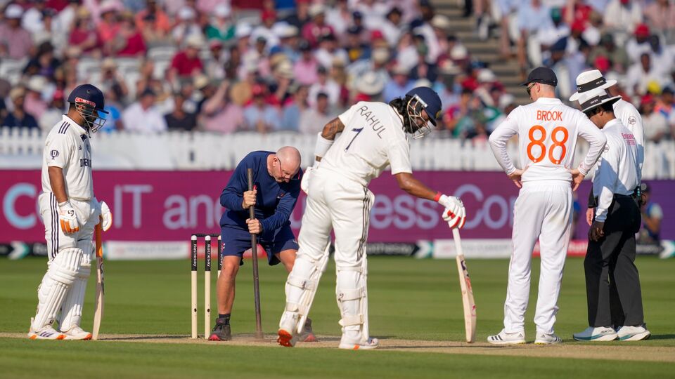 পরিসংখ্যান অনুযায়ী, লর্ডস টেস্টের প্রথম ইনিংসে ৩৫০ রানের বেশি করার পরেও হেরে যাওয়ার ঘটনা ঘটেছে মাত্র দু'বার। ১৯৩০ সালে অস্ট্রেলিয়ার বিরুদ্ধে ৪২৫ রান করেও হেরে গিয়েছিল ইংল্যান্ড। আর ২০০৪ সালে প্রথম ইনিংসে ৩৮৬ রান তুলেও ইংরেজদের কাছে হেরে গিয়েছিল নিউজিল্যান্ড। অর্থাৎ ভারত যদি লর্ডস টেস্ট জিততে পারে, তাহলে বিশেষ নজিরও তৈরি হবে। (ছবি সৌজন্যে পিটিআই)