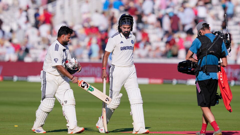 জবাবে ব্যাট করতে নেমে দিনের শেষে ভারতের স্কোর তিন উইকেটে ১৪৫ রান। ১১৩ বলে ৫৩ রানে খেলছেন কেএল রাহুল। সঙ্গে আছেন ঋষভ পন্ত। ৩৩ বলে ১৯ রান করেছেন। অর্থাৎ দিনের শেষে এখনও ২৪২ রানে পিছিয়ে আছে ভারত। আপাতত যা পরিস্থিতি, তাতে প্রথম ইনিংসে ভারত কতদূর যাবে, সেটা অনেকটাই নির্ভর করছে রাহুল এবং পন্তের জুটির উপরে। (ছবি সৌজন্যে পিটিআই)