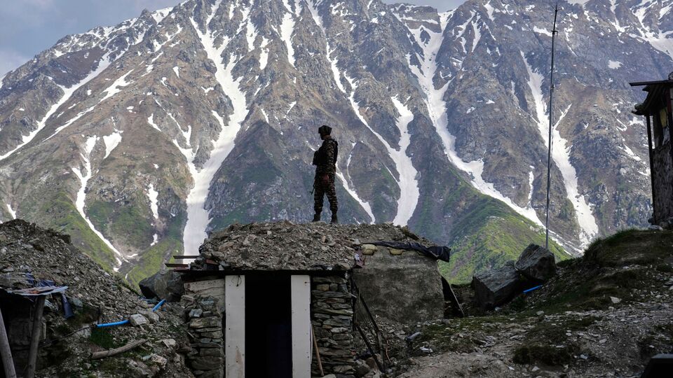 বিশ্বব্যাঙ্কের থেকে ৩১১৯ কোটি টাকার ঋণ নেওয়ার প্রক্রিয়া শুরু করছে ভারত সরকার। কেন্দ্রের এই পদক্ষেপ উদ্বেগ বাড়িয়েছে পাকিস্তানের। এই অর্থ জম্মু ও কাশ্মীরে ব্যয় করা হবে। কিশতওয়ার জেলায় চেনাব নদীর উপর কৌশলগতভাবে গুরুত্বপূর্ণ 'কোয়ার বাঁধ' প্রকল্প নির্মাণের কাজে ব্যয় করার কথা এই টাকা। (AP)