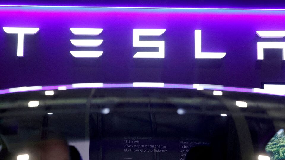 বহু বছর ধরেই ভারতে টেসলার আগমন নিয়ে জল্পনা চলছিল। তবে টেসলা চাইত, ভারতে গাড়ি আমদানির শুল্ক যেন কমানো হয়। এদিকে ভারত সরকার চাইছিল, টেসলা যাতে ভারতেরই গাড়ি তৈরি করতে হবে। তবে এই সবের মাঝেই ভারতের বাজারে প্রবেশ করছে টেসলা। (REUTERS)