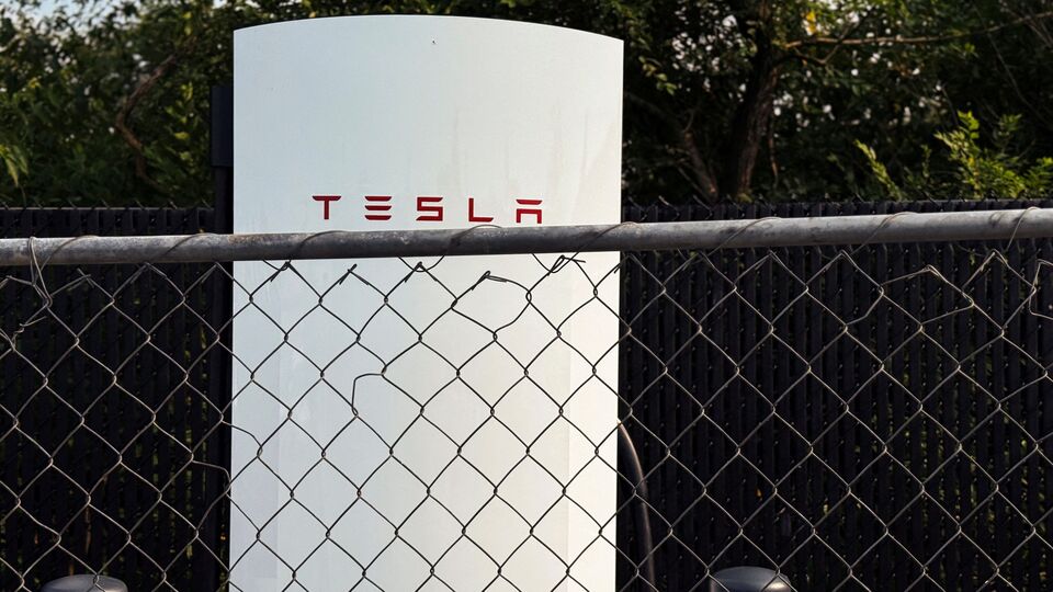 ব্লুমবার্গের প্রতিবেদন অনুযায়ী, চিনের সাংহাইয়ে টেসলার কারখানা থেকে ইতিমধ্যেই পাঁচটি মডেল ওয়াই টেসলা গাড়ি মুম্বইয়ে এসে পৌঁছেছে। গাড়িগুলি ২৭.৭ লাখ টাকায় ($৩১,৯৮৮) পাওয়া যাবে। এদিকে এই গাড়ি কিনতে ২১ লাখ টাকা আমদানি শুল্ক দিতে হবে। (REUTERS)