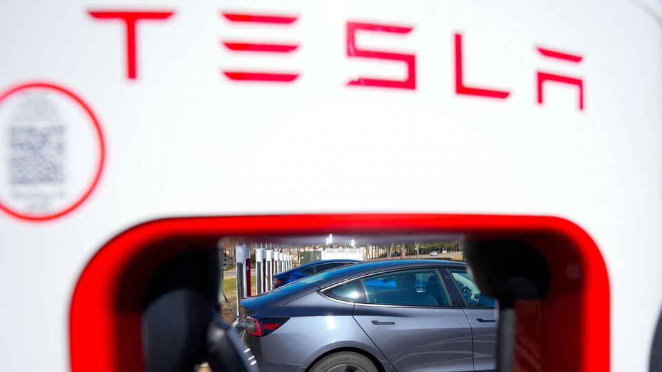 এদিকে রিপোর্ট অনুযায়ী, টেসলা ভারতে তাদের ব্যবসা শুরু করলেও বৈদ্যুতিক গাড়ির সংস্থাটি ভারতে যন্ত্রাংশ তৈরিতে 'আগ্রহী নয়' বলে জানা গেছে। গত মাসে সংবাদ সংস্থা এএনআই-কে কেন্দ্রীয় ভারী শিল্পমন্ত্রী এইচডি কুমারস্বামী বলেছিলেন যে টেসলা কেবল দেশে তাদের শোরুম প্রসারিত করতে চায়। তিনি স্পষ্ট বলেন, 'ওরা এখানে কেবল শোরুম শুরু করতে চায়। তারা ভারতে উৎপাদন করতে আগ্রহী নয়।' (AP)